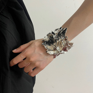 2024 Mới Đến Thời Trang Đồ Trang Sức Sang Trọng Phong Cách Retro Vàng Ghép Hoa Vòng Đeo Tay Thiết Kế Hợp Kim Hoa Mùa Xuân Vàng Bangle Vòng Đeo Tay - Product Image 6