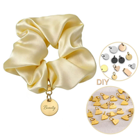Scrunchies en satin de soie personnalisés avec décoration métallique, marque privée, faits à la main, élastiques à cheveux de haute qualité, scrunchies de 5 cm