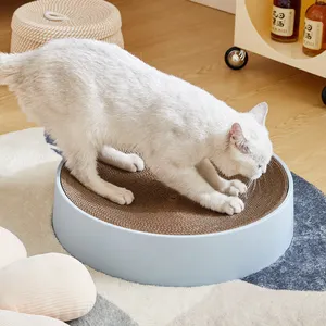 大きな猫のおもちゃ段ボール紙で人間の足の猫のスクラッチボード