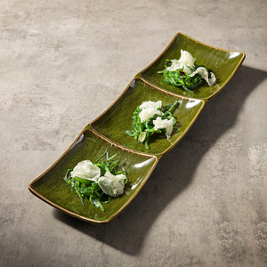 Vente en gros de nouvelle couleur japonaise en porcelaine résistante à la rupture à 3 <span class=keywords><strong>compartiments</strong></span> contenant des sauces <span class=keywords><strong>assiette</strong></span> en céramique verte à <span class=keywords><strong>trois</strong></span> treillis - Product Image 1