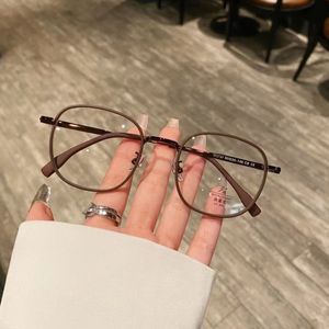 Bán buôn ánh sáng hạt dẻ Nâu kính khung cận phụ nữ retro nhỏ vuông vuông vuông khuôn mặt trông mỏng khung kim loại - Product Image 4