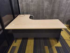 Table de bureau extensible en forme de L avec un design moderne et spacieux pour le bureau à domicile ou le mobilier de bâtiment - Product Image 6