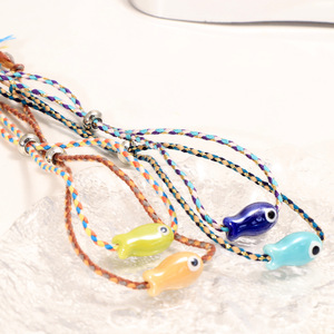 Pulsera de cerámica con diseño de pez, estilo bohemio vintage, colorida, azul, rosa, roja, sencilla, linda, con dijes dulces para mujer - Product Image 1