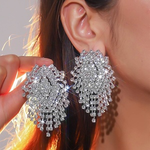 Pendientes de Lujo con Diamantes Completos de Zhang, Accesorios de Oreja de Novia Elegantes y de Alta Gama con un Toque de Estilo y Tentación - Product Image 1