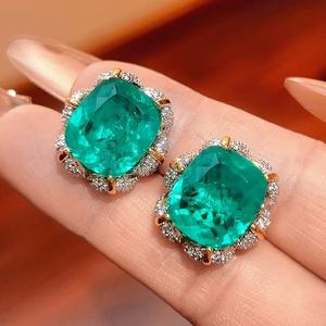 Parure de bijoux de luxe en émeraude taille coussin, plaqué or 18 carats bicolore, avec halo de zircon cubique, comprenant collier pendentif, boucles d'oreilles et bague pour femme - Product Image 2