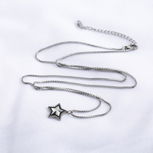 Collar de Moda Unisex con Colgante de Cinco Puntas de Acero de Titanio con Diseño de Estrella - Product Image 1