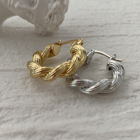 Boucles d'oreilles torsadées rétro européennes et américaines en forme de U anti allergique en acier inoxydable plaqué or 18 carats accessoires de boucles d'oreilles pour femmes