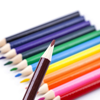 Mini crayons de dessin colorés pour enfants - 12 couleurs dans une boîte en papier kraft - Sûrs et durables
