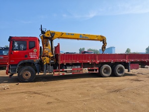 Grue montée sur camion rouge avec flèche à 4 sections et moteur Yuchai pour la manutention de matériaux lourds - Product Image 4