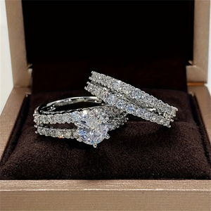 Anello a doppio strato con zirconi intagliati per donna, gioiello da dito a strati traforato e di tendenza - Product Image 1