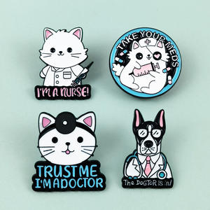 Broches en émail mignonnes en forme de <span class=keywords><strong>chat</strong></span>, jouets de docteur, accessoires en métal émaillé personnalisés pour chien, vente en gros, broche d'infirmière, épingles de médecine - Product Image 1
