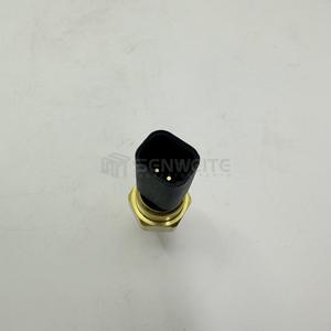 Sensor de Temperatura Senwitt Re537637 de Conexión Rápida para Refrigerante de Excavadora John Deere - Product Image 1