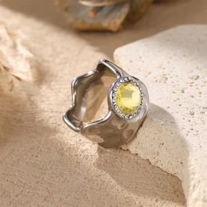 Anillos de <span class=keywords><strong>banda</strong></span> ancha ondulados martillados de acero inoxidable chapados en oro de 18 quilates al por mayor con halo de circonita amarilla redonda, anillo de moda para mujer - Product Image 3