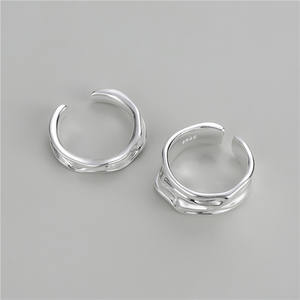 Bague ouverte en argent sterling 925 de style coréen à texture irrégulière pour femmes, bague minimaliste ondulée pour un usage quotidien - Product Image 3