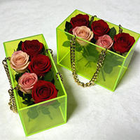 Boîte de rangement moderne en acrylique écologique avec chaîne dorée, design rectangulaire pour la présentation de bijoux et de roses
