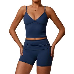 Ensemble de sport deux pièces pour femme : débardeur court à col en V profond et bretelles spaghetti, et short taille haute. Tenue de sport, gym et yoga. - Product Image 1