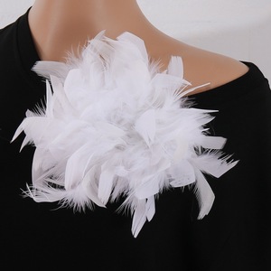 Neue 16cm Feder Große Blumen-Brosche für Damen Handgefertigtes Feder-Accessoire für Vielseitige Outfits - Product Image 5