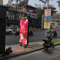 Eksterior luar ruangan iklan Digital Video Mupis spanduk Totem Panel Pantalla P2.5 P3 P4 P5 P6 LED Poster tampilan tanda papan reklame