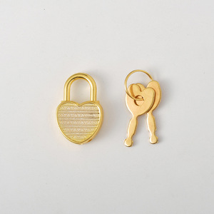 Candado en forma de corazón con llave, candado pequeño de aleación de zinc dorado y plateado para bolsos, cajones, armarios de dormitorio - Product Image 3