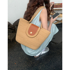 กระเป๋าโท้ทสานชายหาดสไตล์วันหยุด สีเบจและสีน้ำตาลอ่อน ทอจากฟาง พร้อมตัวล็อคแม่เหล็ก สำหรับฤดูร้อนปี 2023 ใช้ได้ทุกวันสำหรับผู้หญิง - Product Image 3
