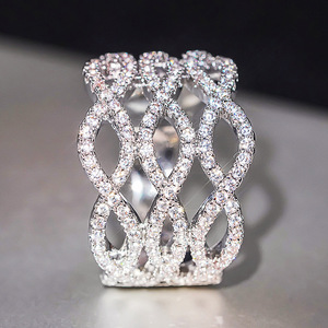 Anello a Spirale per Donne con Zirconi Scintillanti Micro-Pavé, Gioiello da Dito di Design alla Moda - Product Image 5