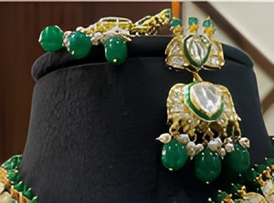Conjunto de Gargantilla con Piedras Kundan Chapadas en Oro de Primera Calidad con Aspecto Tradicional y Pendientes para Bodas, Colección para Mujer - Product Image 2