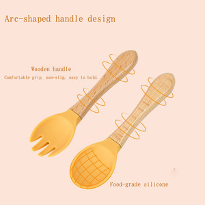Juego de Cuchara y Tenedor de Silicona de Grado Alimenticio para Bebés, con Mango de Madera, Libre de BPA, Utensilios para la Hora de Comer de Niños Pequeños, Kit de Dos Piezas, Venta al Por Mayor - Product Image 4