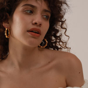 JINYOU 1188 Joyería Minimalista Impermeable, Aretes de Aro Huggie de Acero Inoxidable Chapados en Oro de 18K, Joyas Sencillas y Modernas para Mujer - Product Image 2