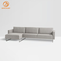 Canapé d'angle moderne en forme de L avec chaise longue et structure métallique, canapé en tissu bordeaux avec cadre élégant pour suite d'hôtel, appartement de luxe