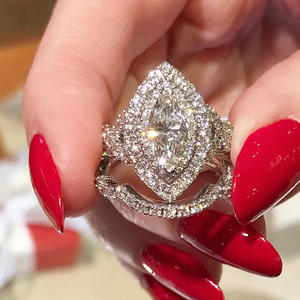 Anello in Oro Bianco con Diamante Taglio Marquise, Diamante Naturale per Fidanzamento, Colore D, con Pietre Laterali per Donna - Product Image 1