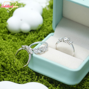 Anillo de Compromiso de Oro Amarillo de 18k con Tres Piedras de Diamante Cultivado en Laboratorio Personalizado de Goldleafgem, Corte Brillante, Certificado IGI DEF/VVS/VS - Product Image 1