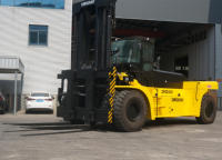 Chariot élévateur diesel 40, 42 et 45 tonnes avec transmission hydraulique à 2 étages et levée de 4 m pour la manutention de charges lourdes en acier sur quais et ports