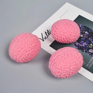 Balle anti-stress souple en forme de cerveau rose, à récupération lente, jouet sensoriel à presser pour farces d'Halloween - Product Image 1