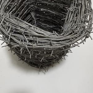 Fil barbelé galvanisé 50 kg/rouleau 500 m, <span class=keywords><strong>prix</strong></span> préférentiel usine, fil barbelé durable, fil barbelé <span class=keywords><strong>de</strong></span> sécurité pour clôtures agricoles - Product Image 1