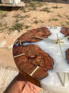 Horloge murale élégante en résine et en bois avec des détails faits à la main, une finition durable et un design artistique contemporain - Product Image 6