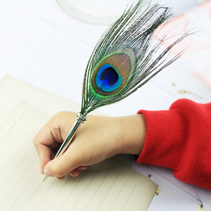 <span class=keywords><strong>Plume</strong></span> à encre naturelle pour <span class=keywords><strong>calligraphie</strong></span> avec <span class=keywords><strong>d</strong></span>écoration en ruban coloré en forme de feuille <span class=keywords><strong>d</strong></span>'érable en métal - Product Image 1