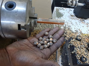 Tour à bois CNC avec moteur pour créer des sculptures artistiques sur bois comme des bouchons de parfum, des pièces d'échecs, des tasses en bois - Product Image 4