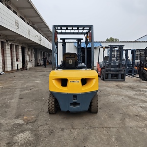 Chariot élévateur diesel Komatsu FD25 d'occasion, 2,5 tonnes, 3 mètres, 2 étages, d'origine japonaise, avec siège conducteur, source d'alimentation diesel. - Product Image 5