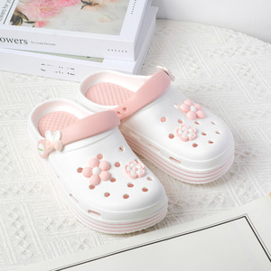 Zuecos Decorativos con Flores Blancas para Mujer, Sandalias Transpirables con Punta Abierta y Suela de EVA para Verano - Product Image 1
