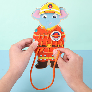 Planche à coudre en bois en gros pour enfants, jouet éducatif pour le développement de l'intelligence, avec lacets colorés et cartes d'animaux à coudre - Product Image 6