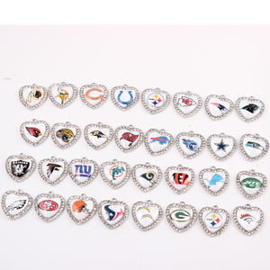 Nuovo arrivo ciondoli da calcio in metallo per collana di strass a forma di cuore per NFL Lover decorazione di scarpe sportive - Product Image 2