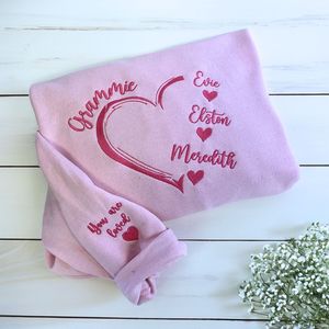 <span class=keywords><strong>Sudadera</strong></span> con capucha bordada personalizada con corazón grande en el pecho, regalo de Grammie para los nombres de los abuelos, tela de Jersey, temporada de invierno - Product Image 1