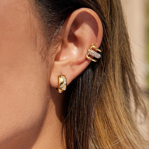 Boucles d'oreilles Huggie en forme de lune en acier inoxydable avec strass sertis clos, bijoux de fête pour femmes - Product Image 2