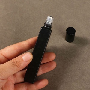 Flacon roll-on carré noir vide de 10 ml pour huiles essentielles, en verre avec bille en acier - Product Image 4