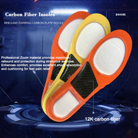 Semelles sportives en fibre de carbone à haute résilience avec double coussin d'air en PU, conçues pour soulager les douleurs aux pieds lors des activités sportives masculines.