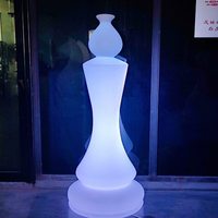 Juego de Piezas de Ajedrez Gigantes de Resina con Iluminación LED Contemporáneo, Lámpara de Pie con Rey, Caballero, Bispo, Peón y Torre que Brillan con Luz LED