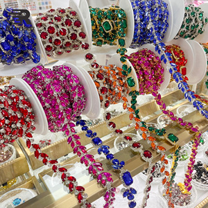 Oltre 100 Modelli di Bordura di Strass da Cucire per Decorazione di Indumenti, Borse, Abiti da Sera e da Sposa - Product Image 1