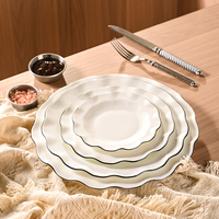 Assiettes à dîner en porcelaine décoratives de table de mariage de forme florale irrégulière luxueuse personnalisée Bord noir Prix favorable Ensembles en céramique