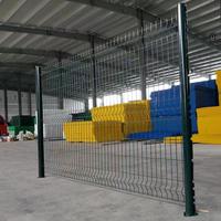Clôture de jardin incurvée 3D décorative pour extérieur treillis métallique soudé cadre métallique de sécurité bois traité sous pression pour le sport agricole