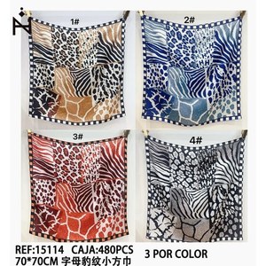 Foulard Quadrato Piccolo con Stampa Leopardata e Lettere 70x70cm, Accessorio di Moda per Donne - Product Image 2